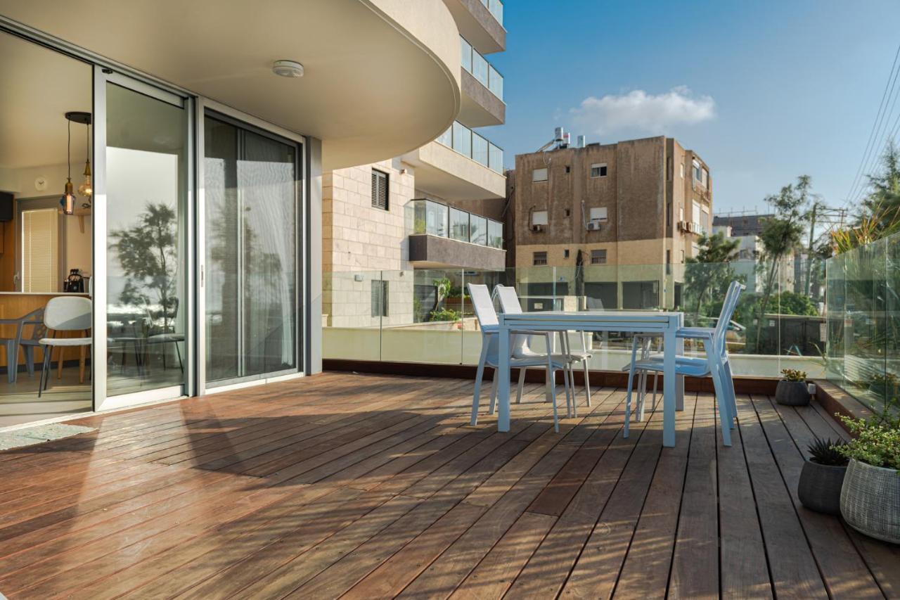 Beachfront Deck - 20 Meters From The Beach Haifa Exterior photo